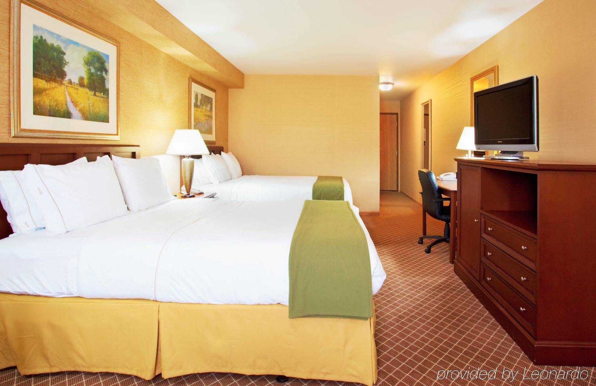 Holiday Inn Express & Suites Iron Mountain, An Ihg Hotel Номер фото